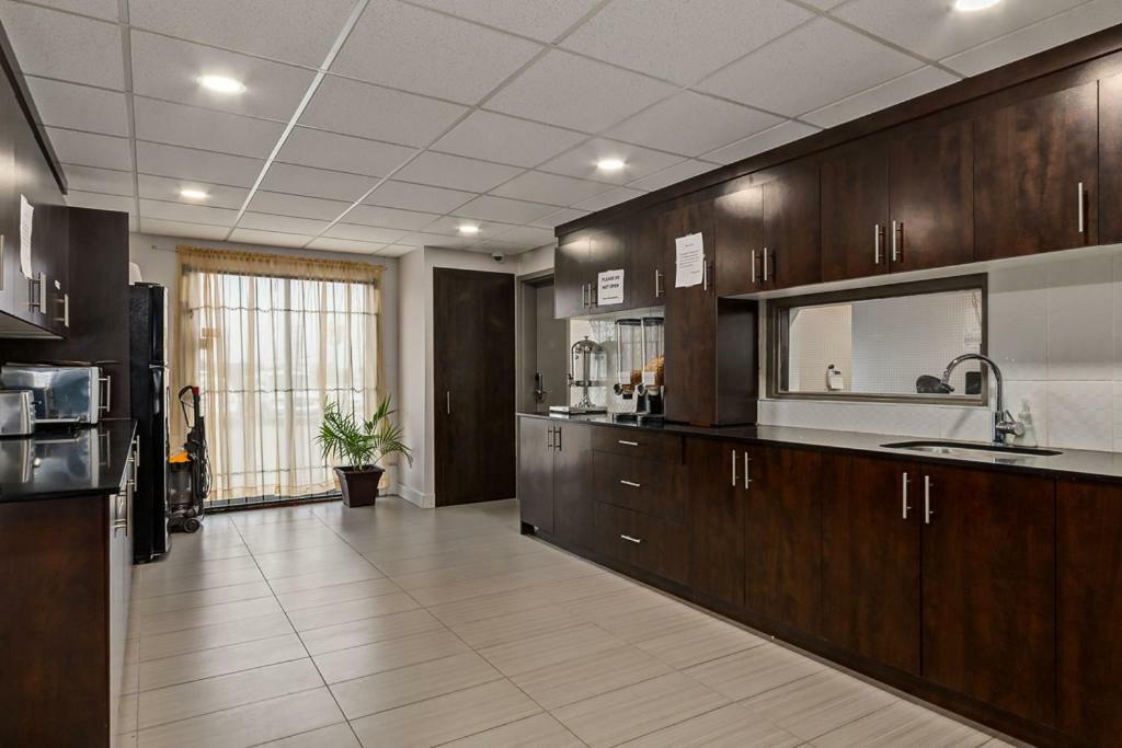 Airport Traveller'S Inn Калґарі Екстер'єр фото