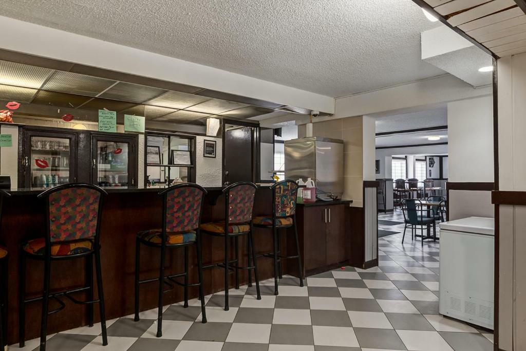 Airport Traveller'S Inn Калґарі Екстер'єр фото